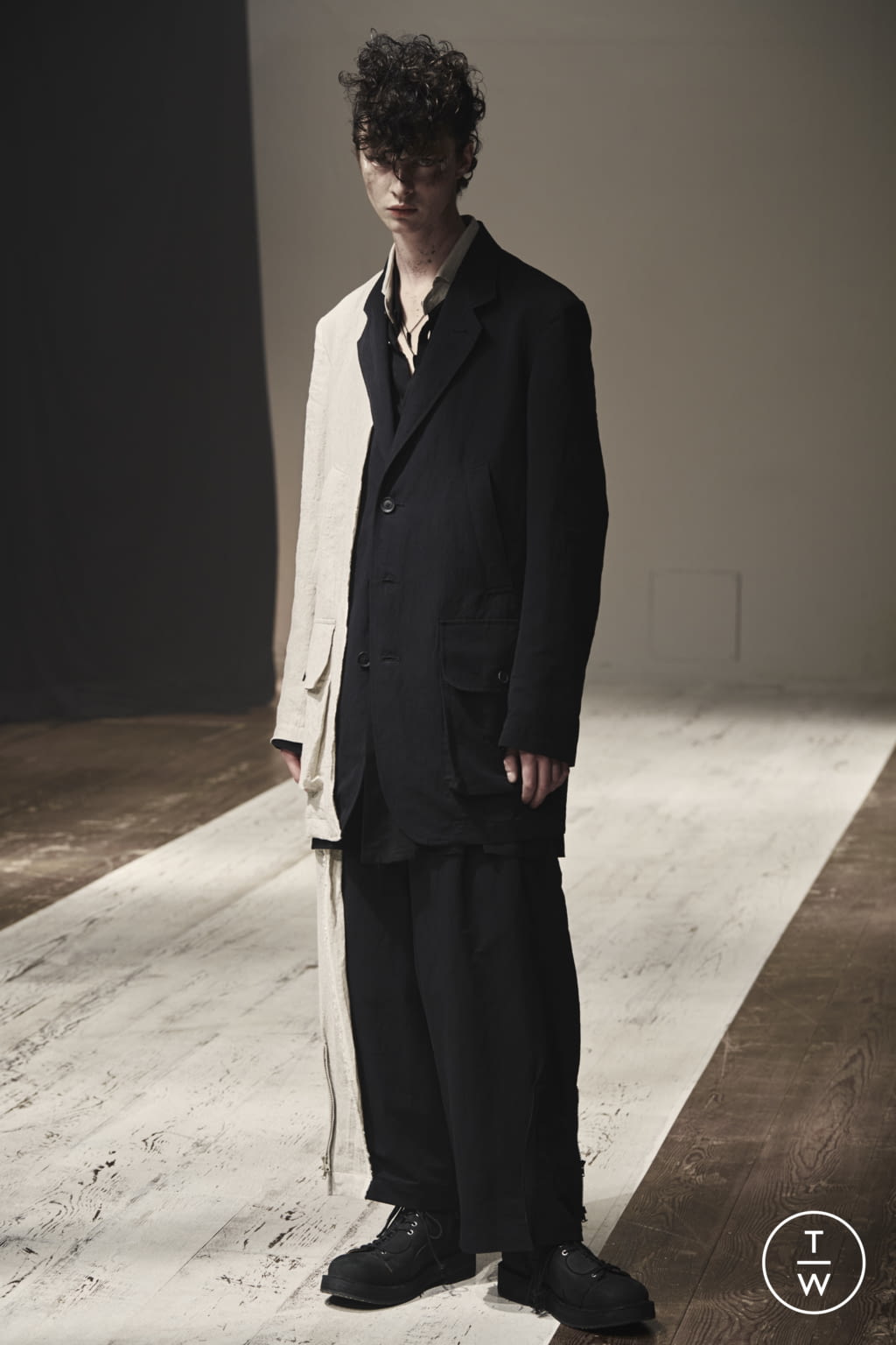 Fashion Week Paris Spring/Summer 2022 look 2 de la collection Yohji Yamamoto menswear