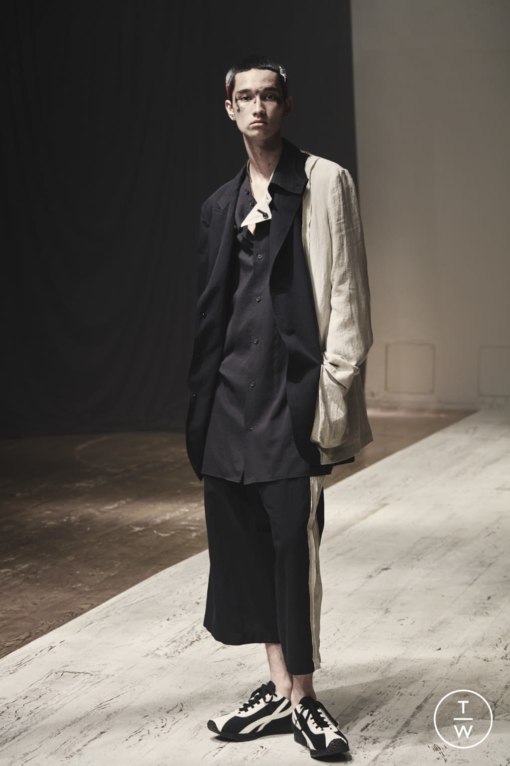 Fashion Week Paris Spring/Summer 2022 look 3 from the Yohji Yamamoto collection menswear