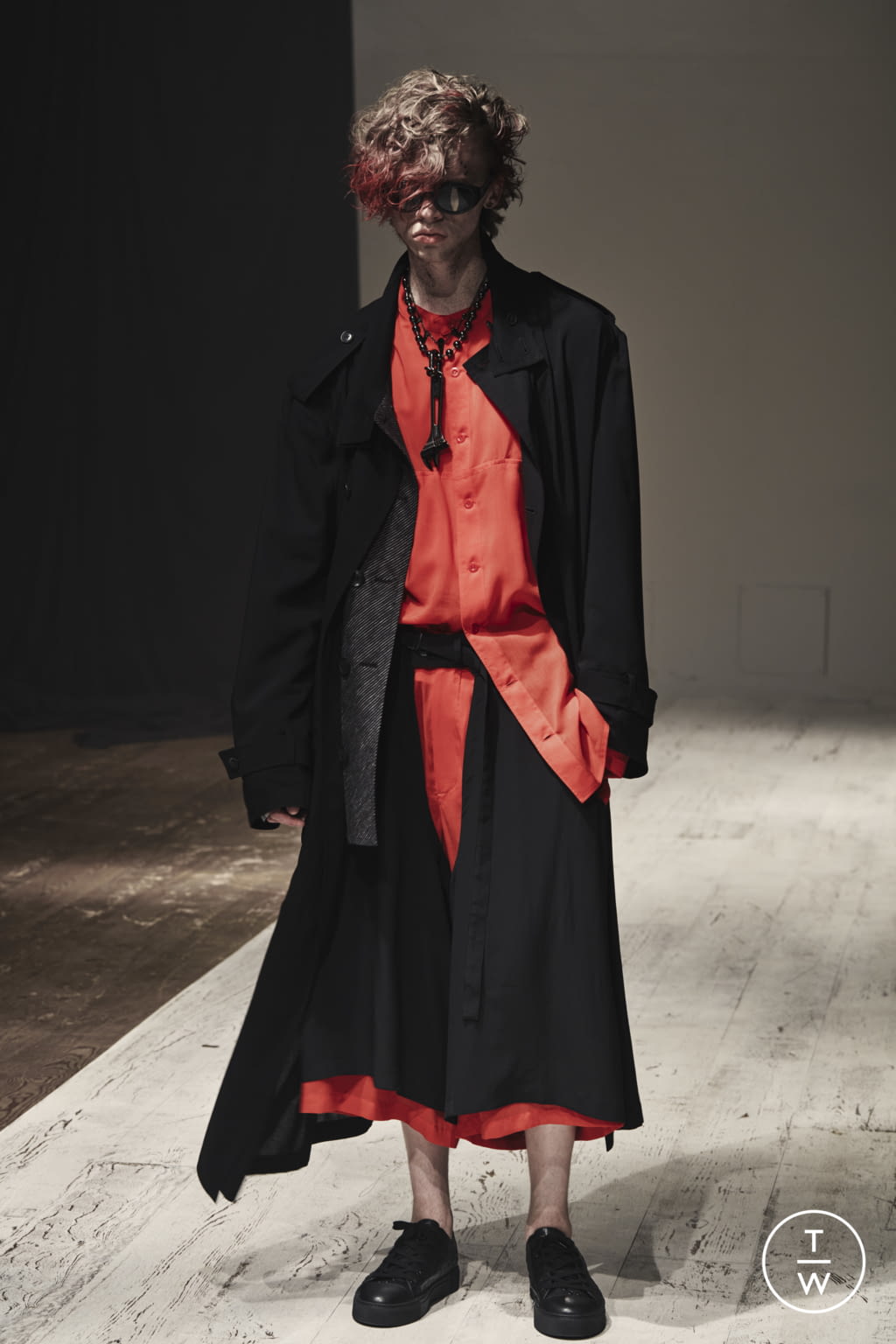 Fashion Week Paris Spring/Summer 2022 look 7 from the Yohji Yamamoto collection menswear