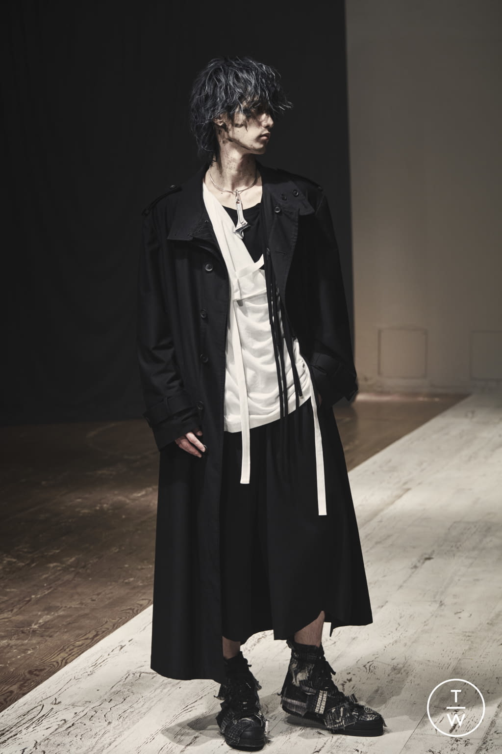 Fashion Week Paris Spring/Summer 2022 look 9 de la collection Yohji Yamamoto menswear