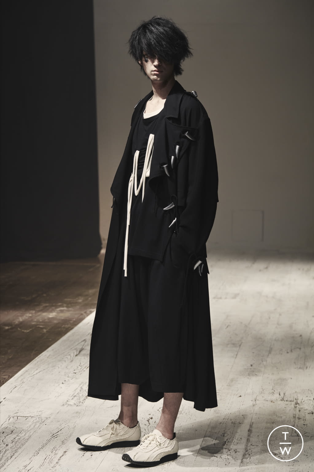 Fashion Week Paris Spring/Summer 2022 look 13 de la collection Yohji Yamamoto menswear