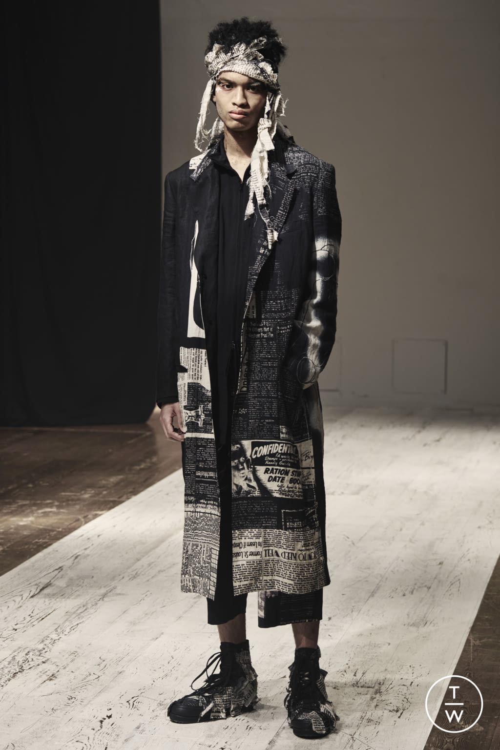 Fashion Week Paris Spring/Summer 2022 look 16 de la collection Yohji Yamamoto menswear