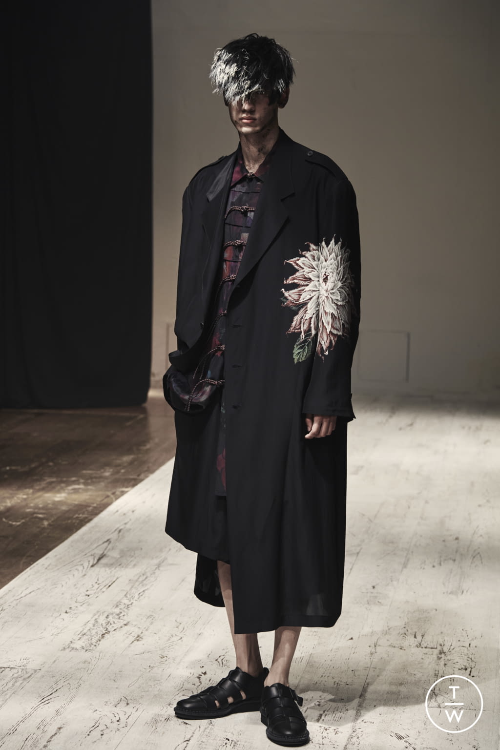 Fashion Week Paris Spring/Summer 2022 look 17 from the Yohji Yamamoto collection menswear