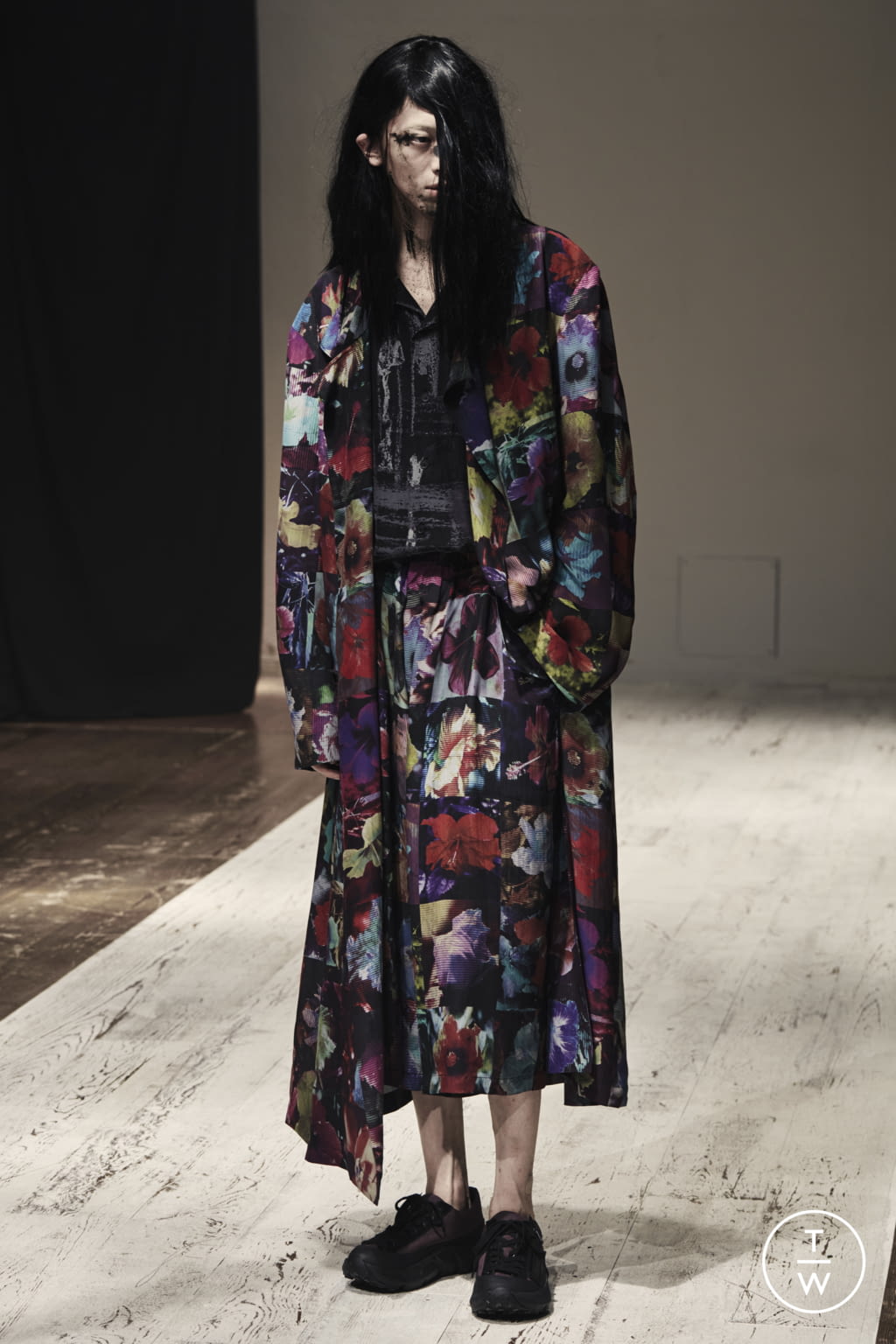 Fashion Week Paris Spring/Summer 2022 look 19 from the Yohji Yamamoto collection menswear