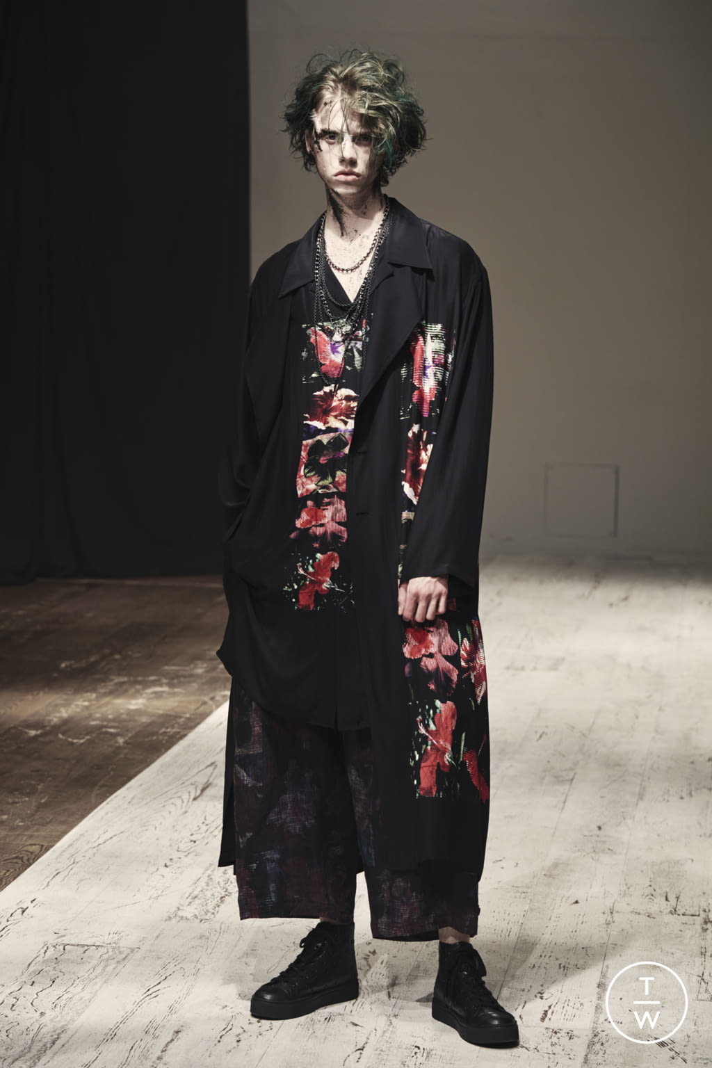 Fashion Week Paris Spring/Summer 2022 look 20 from the Yohji Yamamoto collection menswear
