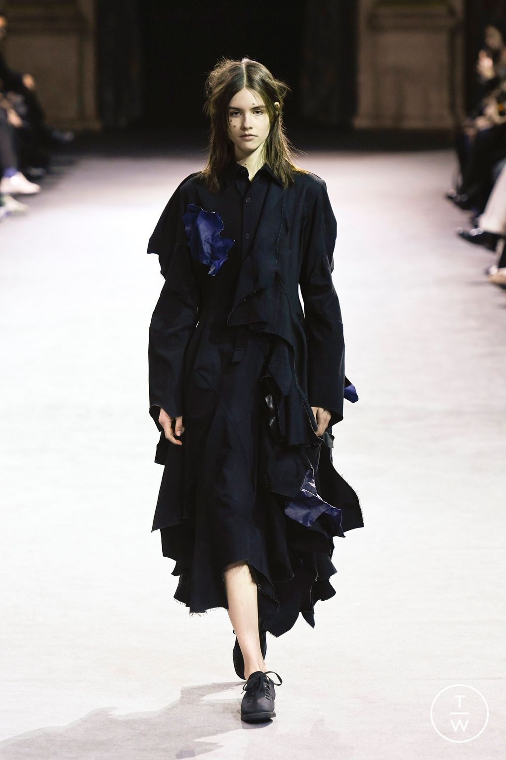 Fashion Week Paris Fall/Winter 2023 look 1 de la collection Yohji Yamamoto womenswear