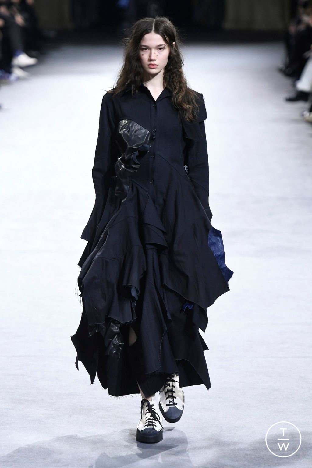 Fashion Week Paris Fall/Winter 2023 look 2 from the Yohji Yamamoto collection womenswear
