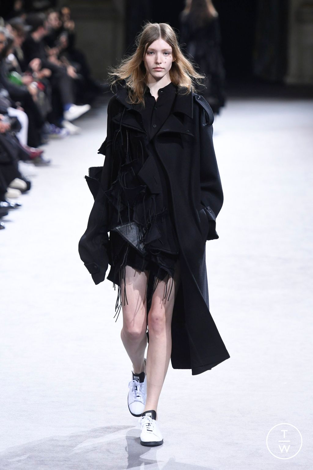 Fashion Week Paris Fall/Winter 2023 look 3 de la collection Yohji Yamamoto womenswear