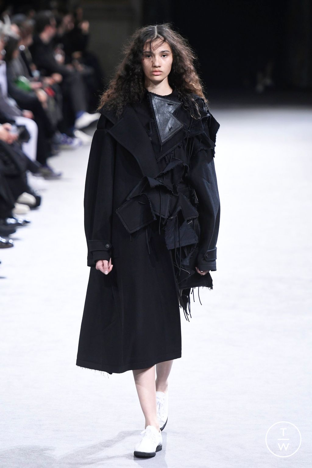 Fashion Week Paris Fall/Winter 2023 look 4 from the Yohji Yamamoto collection womenswear