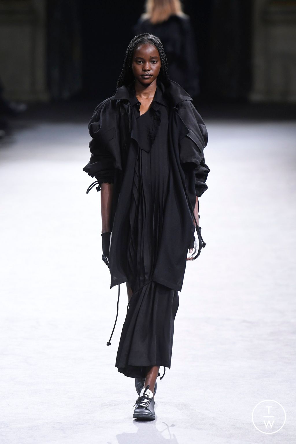 Fashion Week Paris Fall/Winter 2023 look 6 from the Yohji Yamamoto collection womenswear