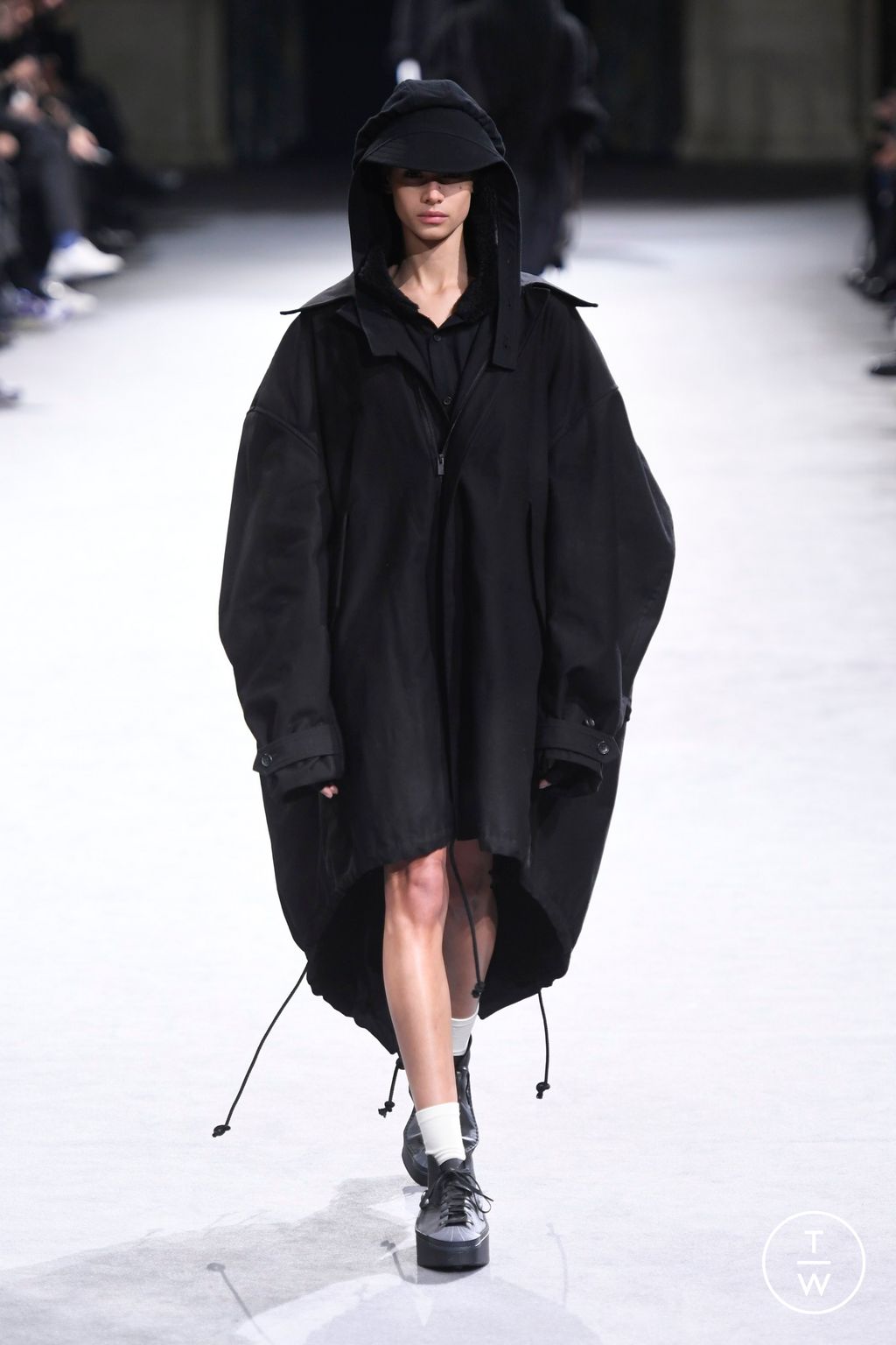 Fashion Week Paris Fall/Winter 2023 look 7 from the Yohji Yamamoto collection womenswear