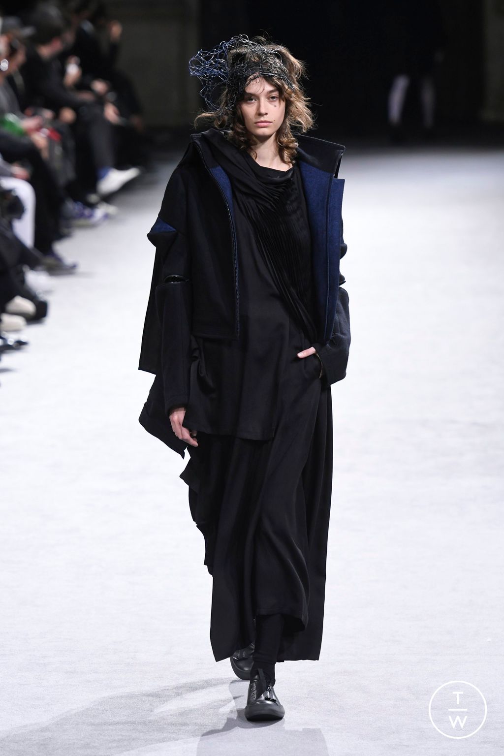 Fashion Week Paris Fall/Winter 2023 look 9 de la collection Yohji Yamamoto womenswear