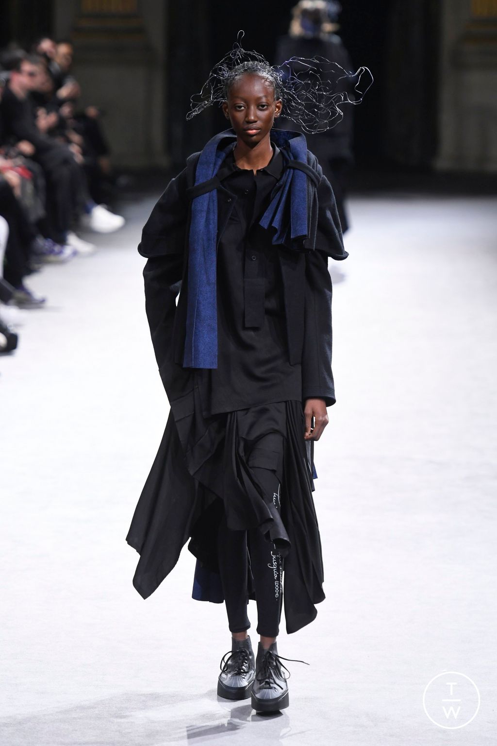 Fashion Week Paris Fall/Winter 2023 look 10 from the Yohji Yamamoto collection 女装