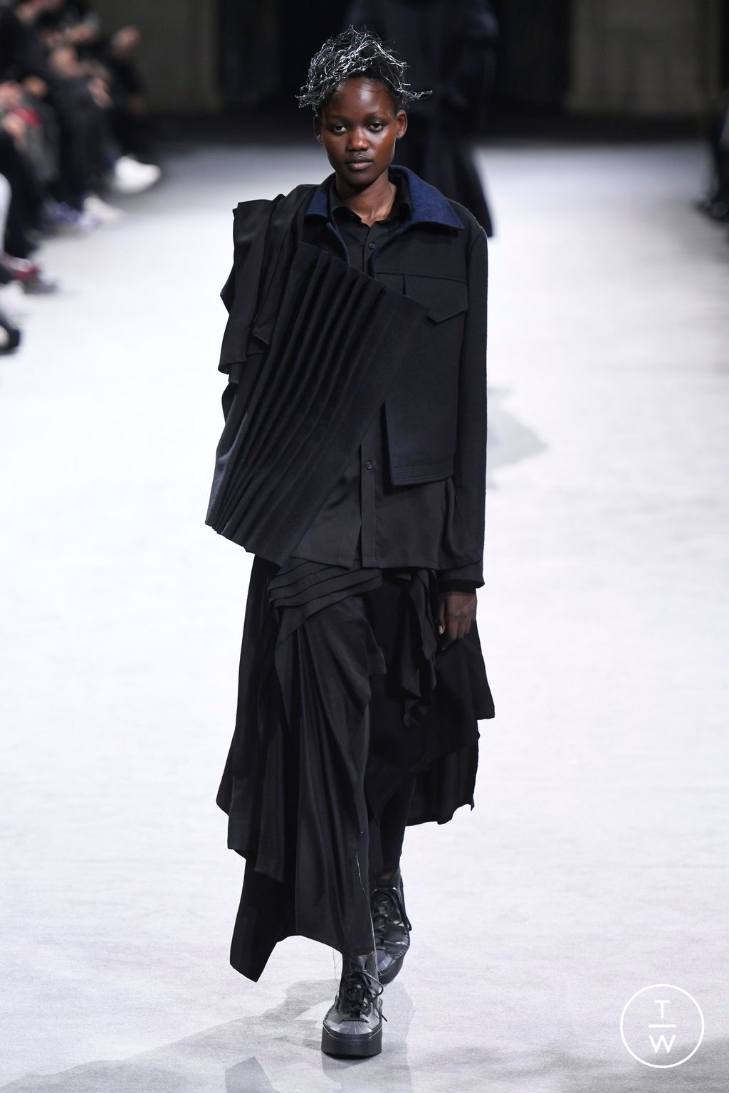 Fashion Week Paris Fall/Winter 2023 look 11 from the Yohji Yamamoto collection womenswear