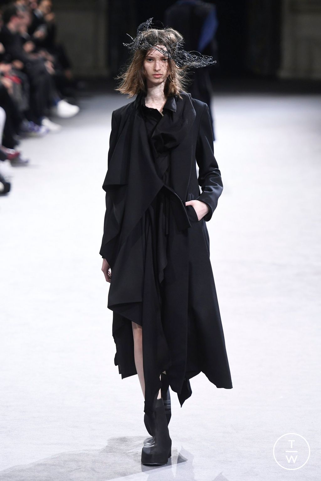 Fashion Week Paris Fall/Winter 2023 look 12 from the Yohji Yamamoto collection womenswear