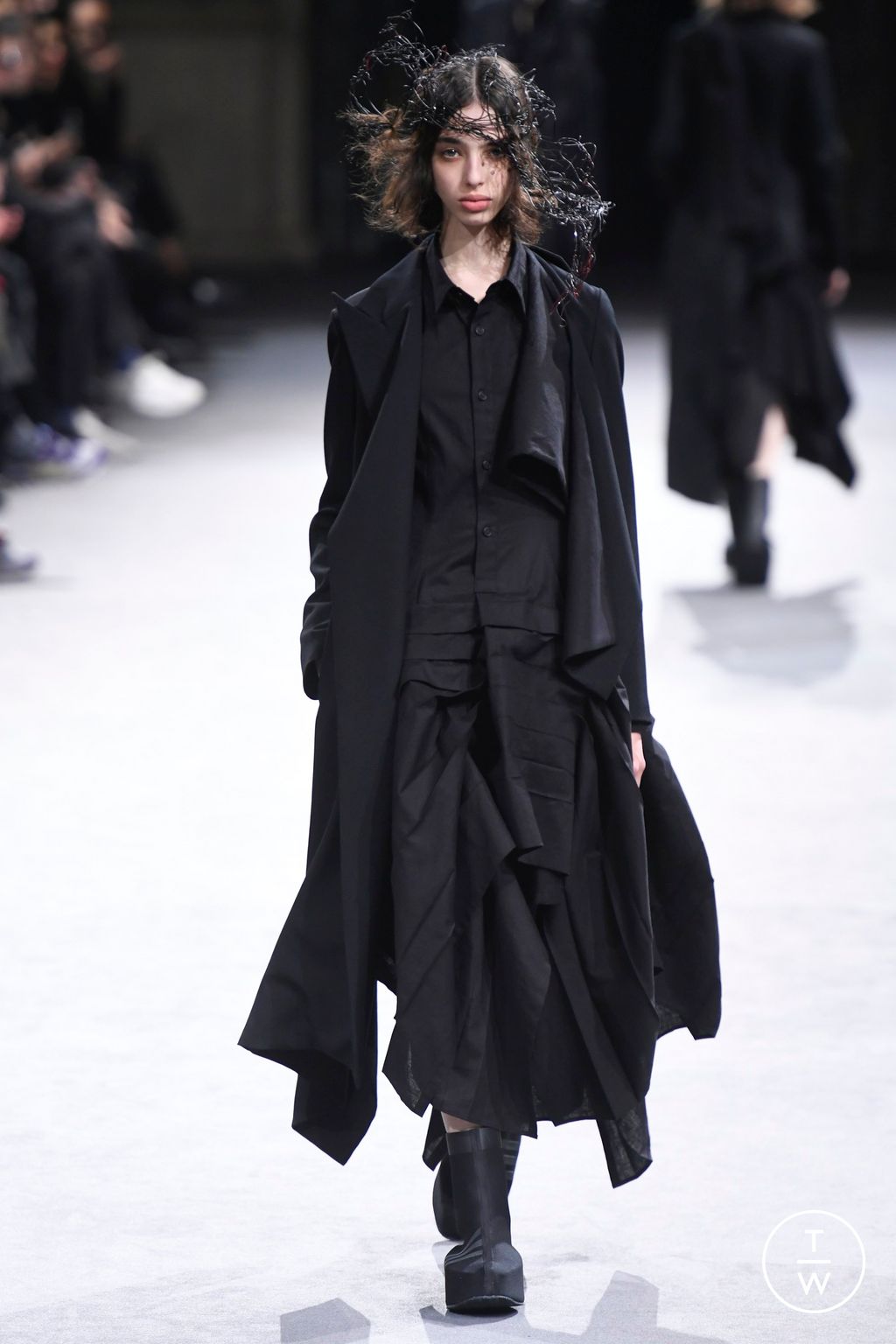 Fashion Week Paris Fall/Winter 2023 look 13 from the Yohji Yamamoto collection womenswear