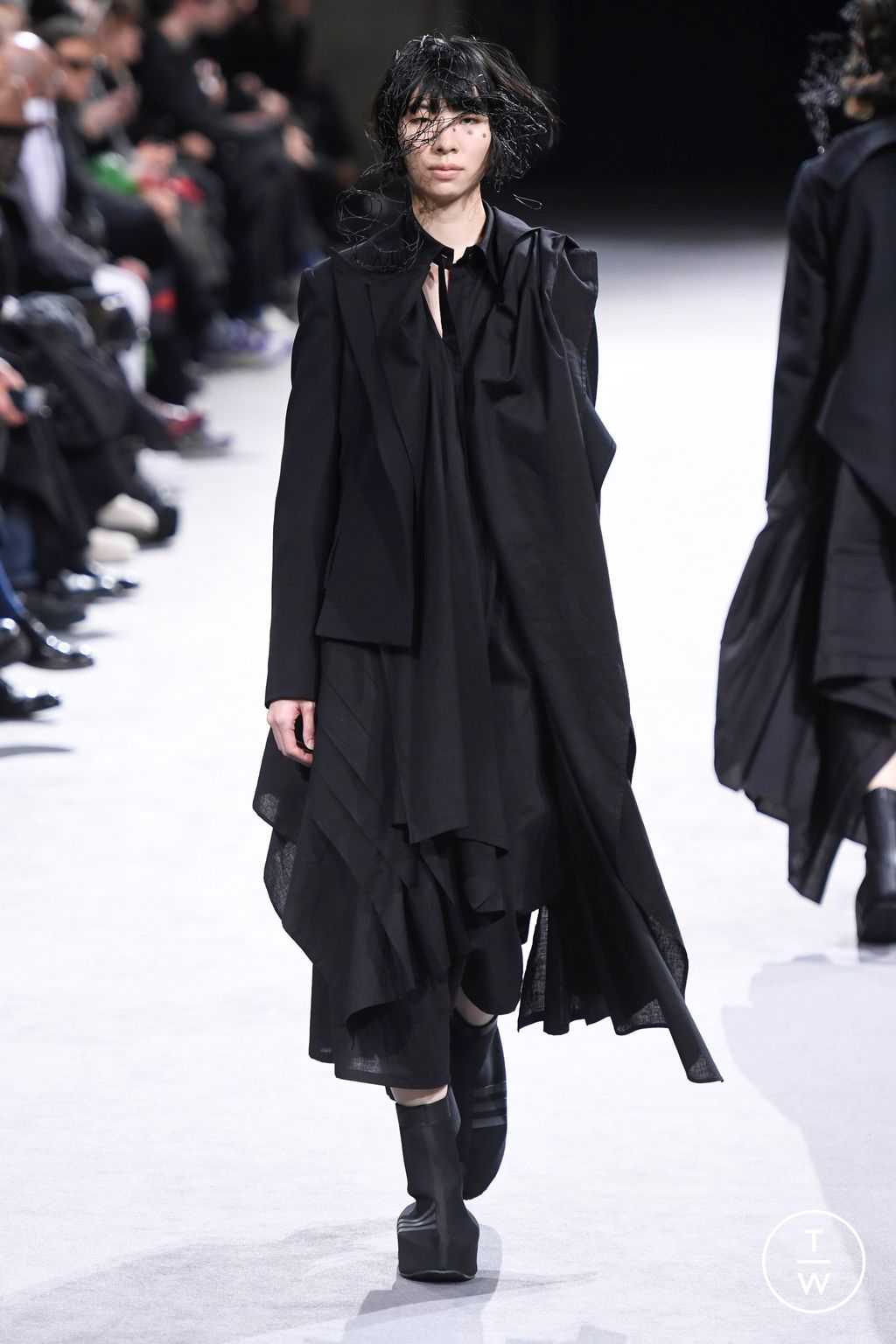 Fashion Week Paris Fall/Winter 2023 look 14 from the Yohji Yamamoto collection womenswear