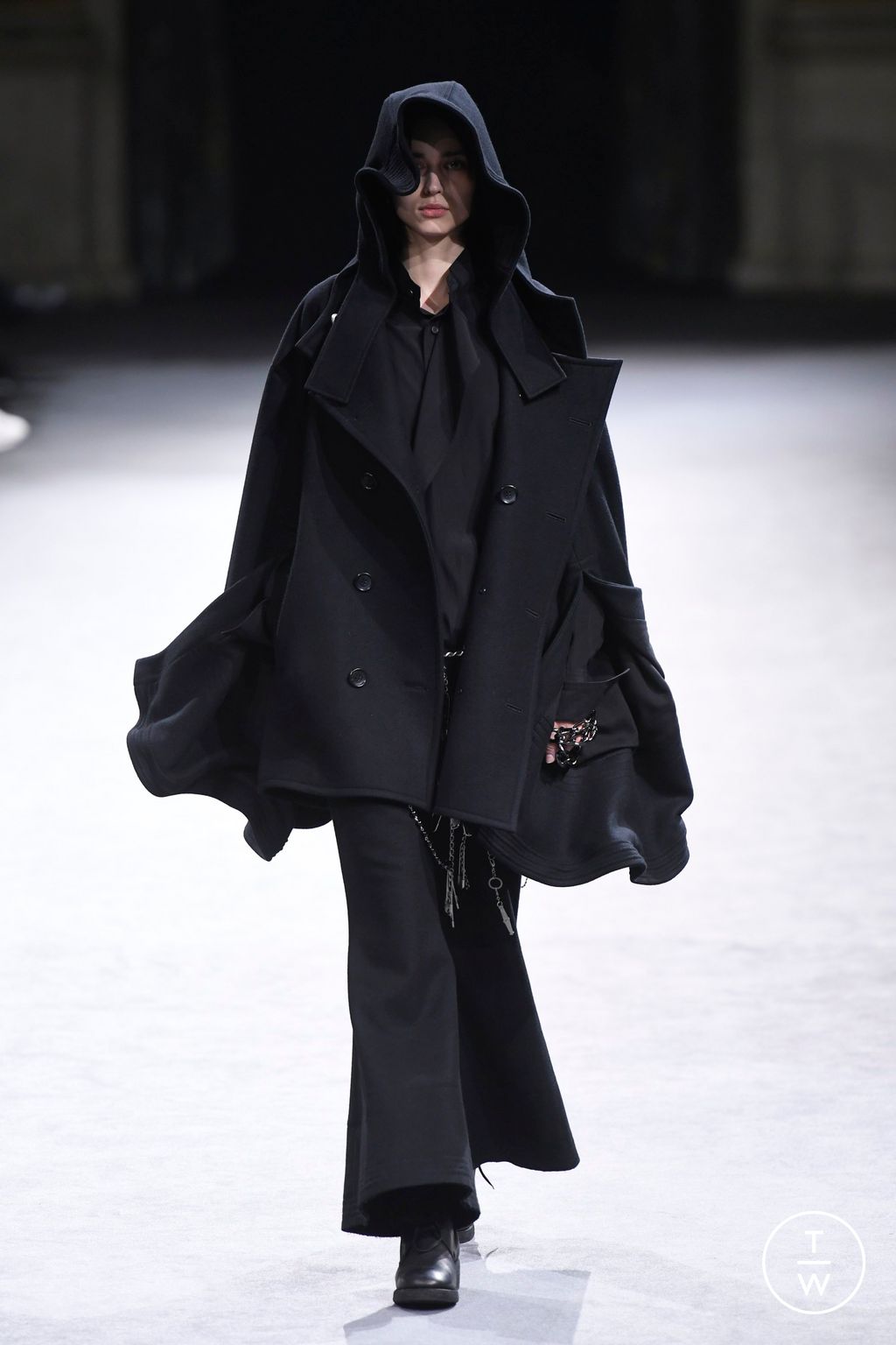 Fashion Week Paris Fall/Winter 2023 look 15 from the Yohji Yamamoto collection womenswear