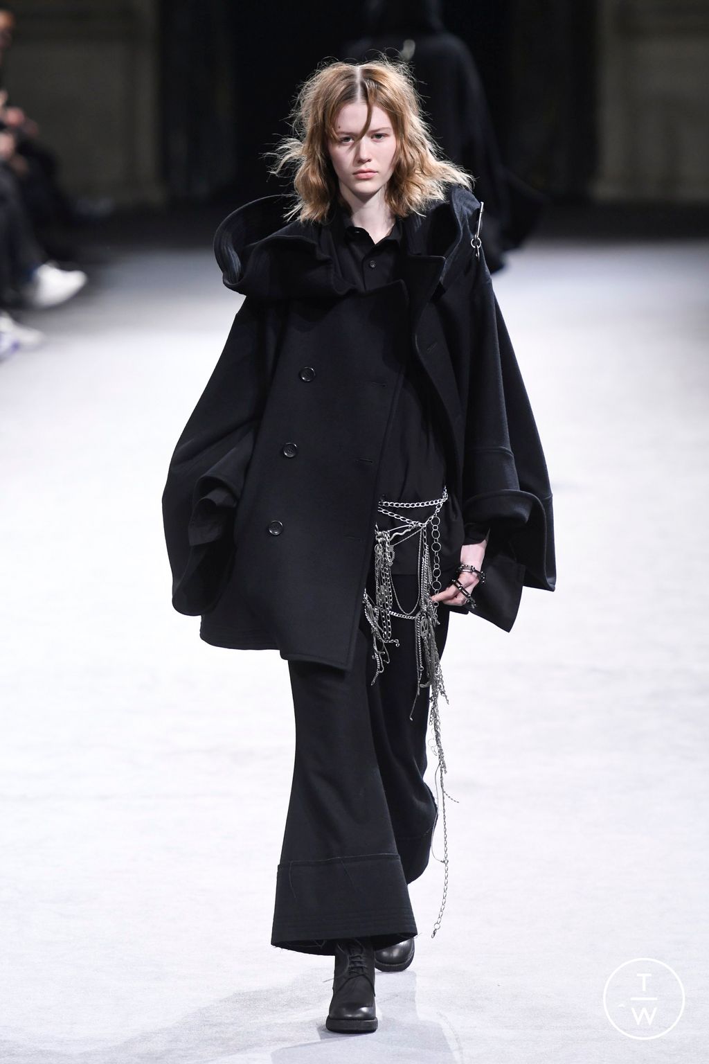 Fashion Week Paris Fall/Winter 2023 look 16 from the Yohji Yamamoto collection 女装