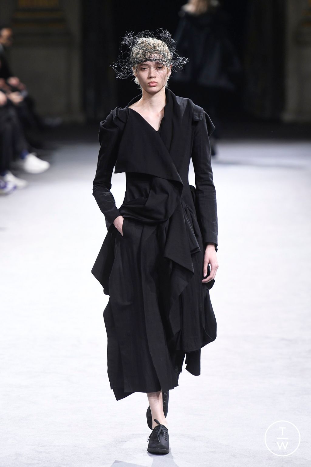 Fashion Week Paris Fall/Winter 2023 look 17 from the Yohji Yamamoto collection 女装