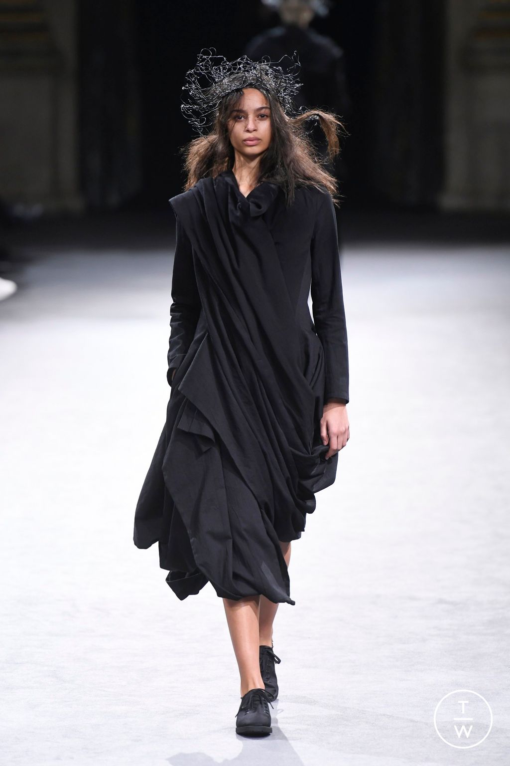 Fashion Week Paris Fall/Winter 2023 look 18 from the Yohji Yamamoto collection womenswear