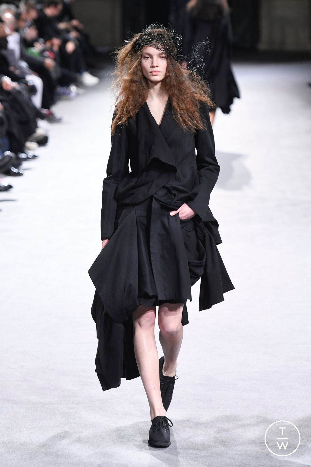 Fashion Week Paris Fall/Winter 2023 look 19 from the Yohji Yamamoto collection womenswear