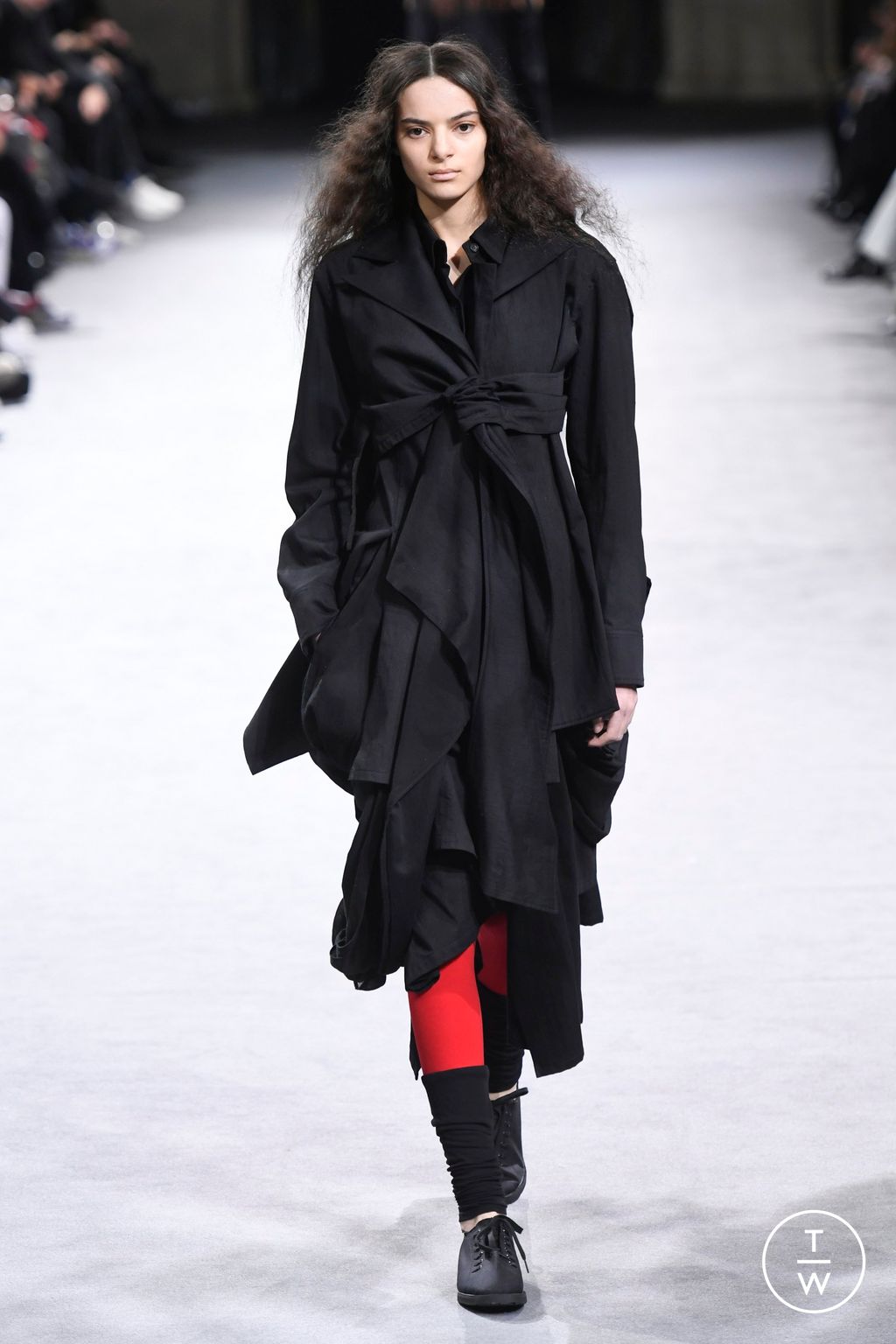 Fashion Week Paris Fall/Winter 2023 look 20 de la collection Yohji Yamamoto womenswear