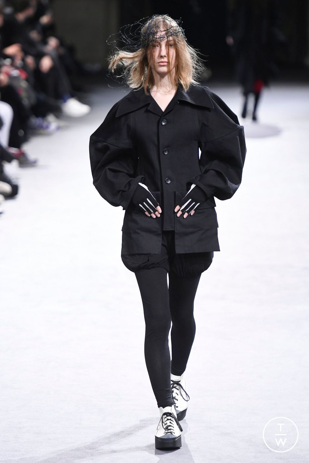 Fashion Week Paris Fall/Winter 2023 look 21 de la collection Yohji Yamamoto womenswear