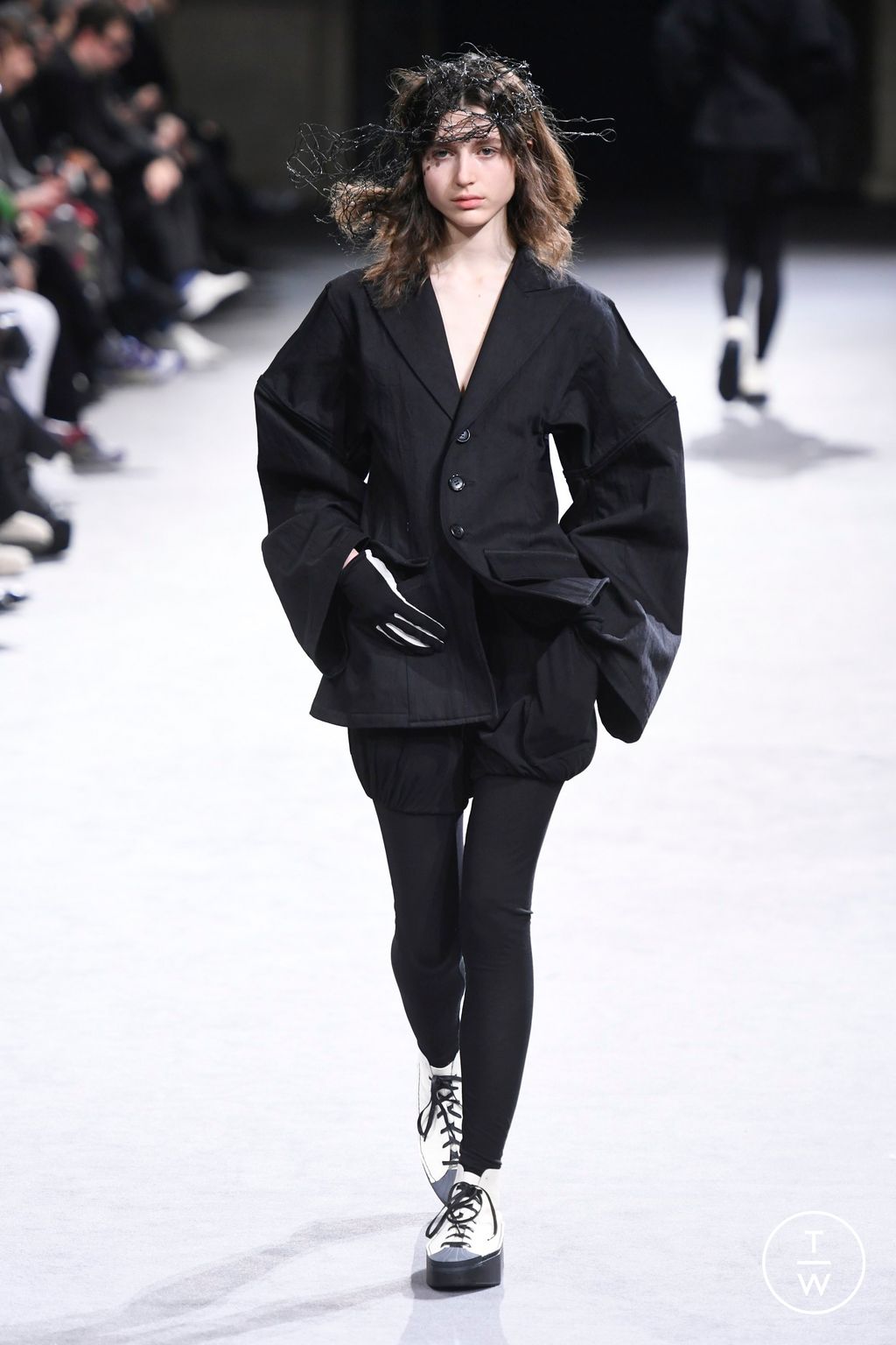 Fashion Week Paris Fall/Winter 2023 look 22 from the Yohji Yamamoto collection womenswear