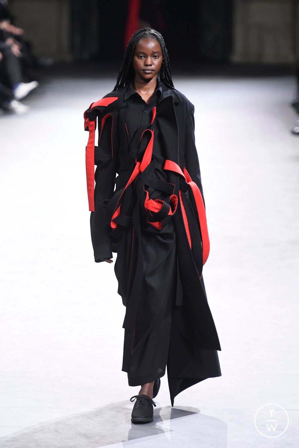 Fashion Week Paris Fall/Winter 2023 look 24 from the Yohji Yamamoto collection womenswear