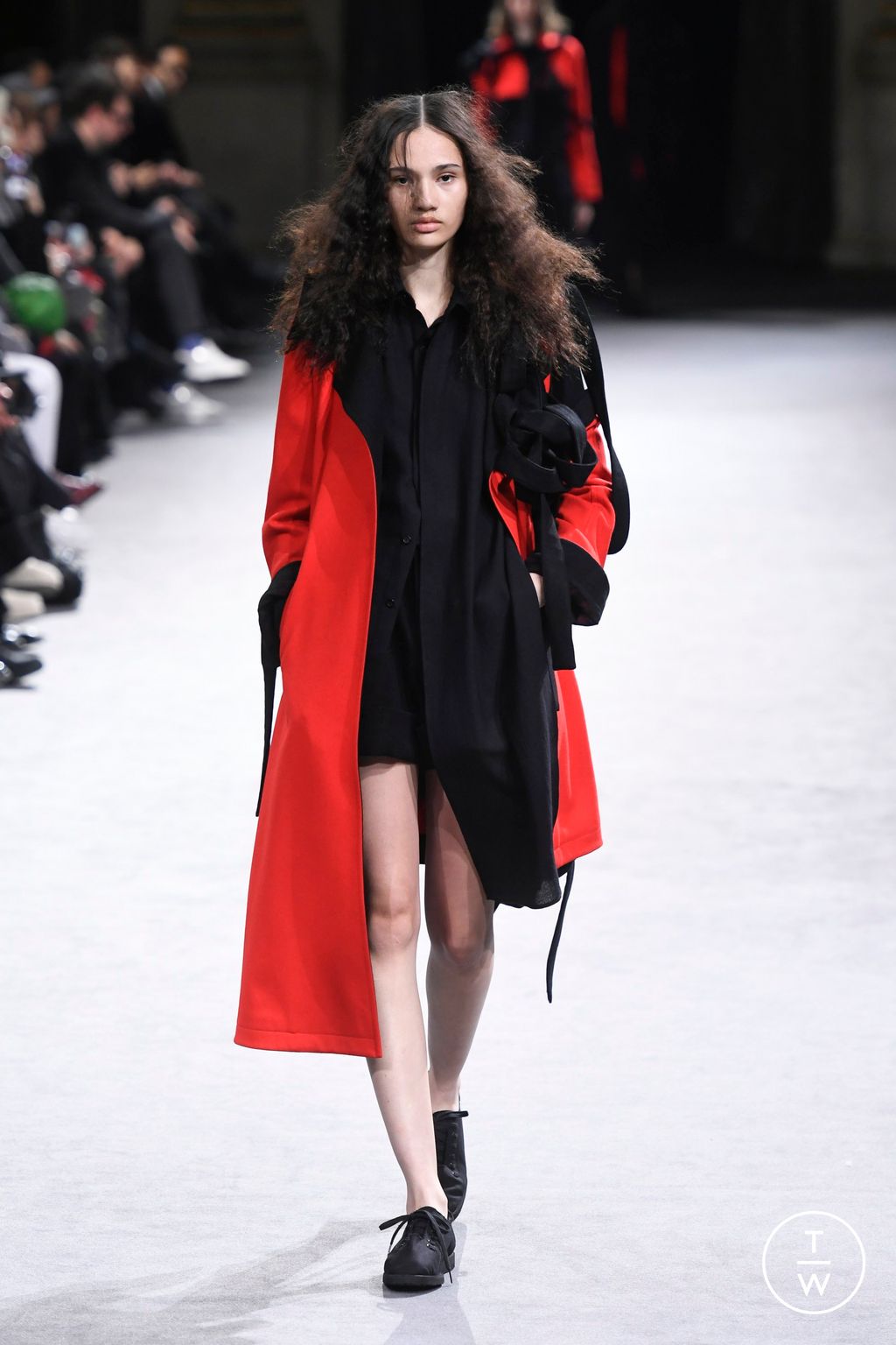 Fashion Week Paris Fall/Winter 2023 look 25 from the Yohji Yamamoto collection womenswear