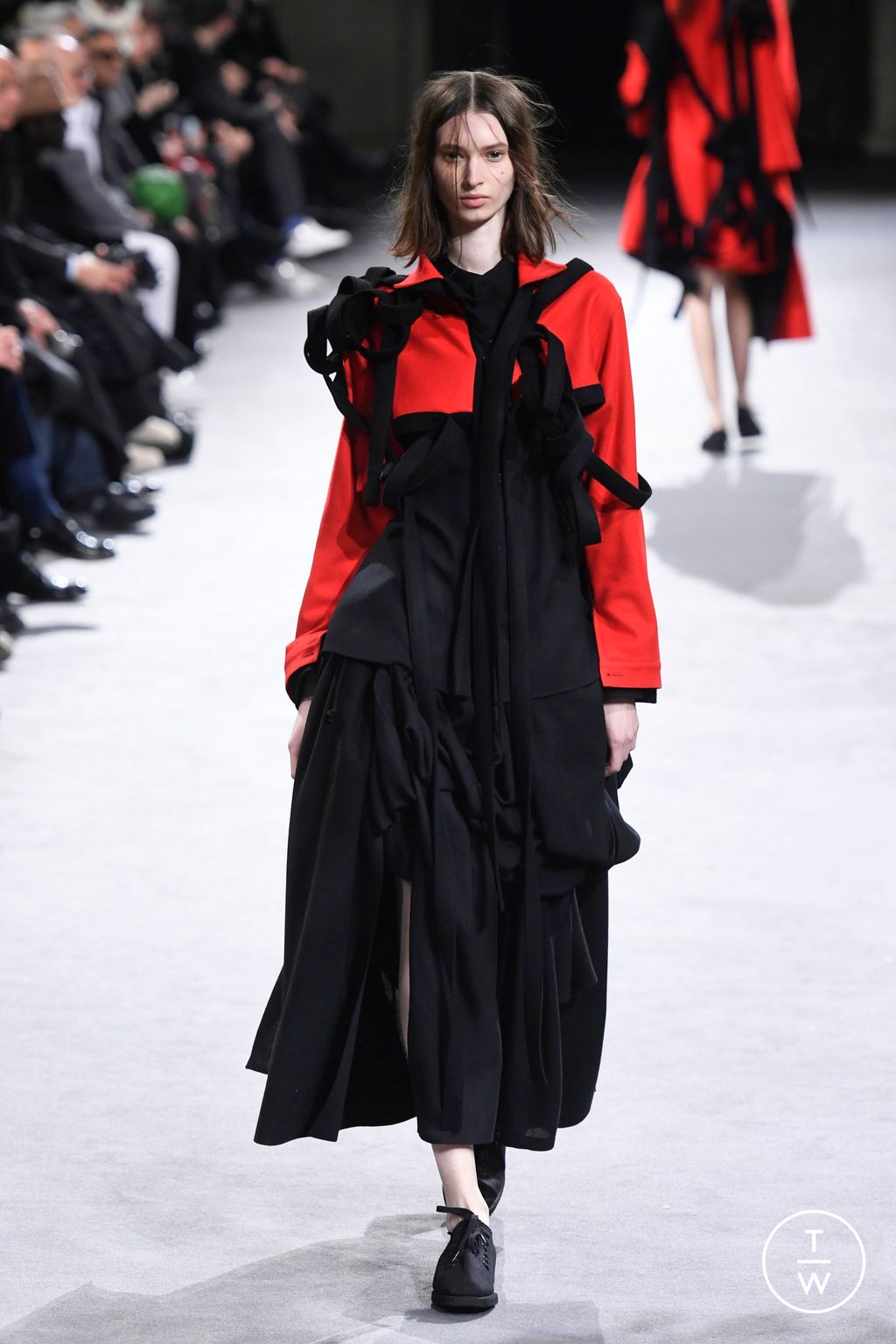 Fashion Week Paris Fall/Winter 2023 look 26 from the Yohji Yamamoto collection womenswear