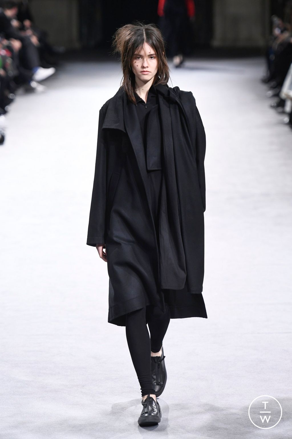 Fashion Week Paris Fall/Winter 2023 look 27 from the Yohji Yamamoto collection womenswear