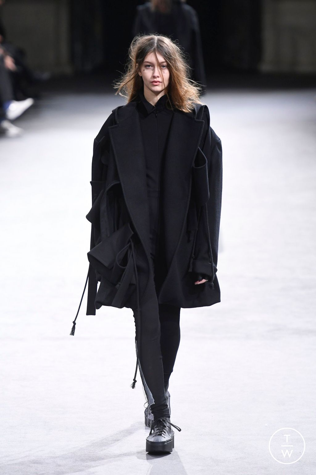 Fashion Week Paris Fall/Winter 2023 look 28 from the Yohji Yamamoto collection womenswear