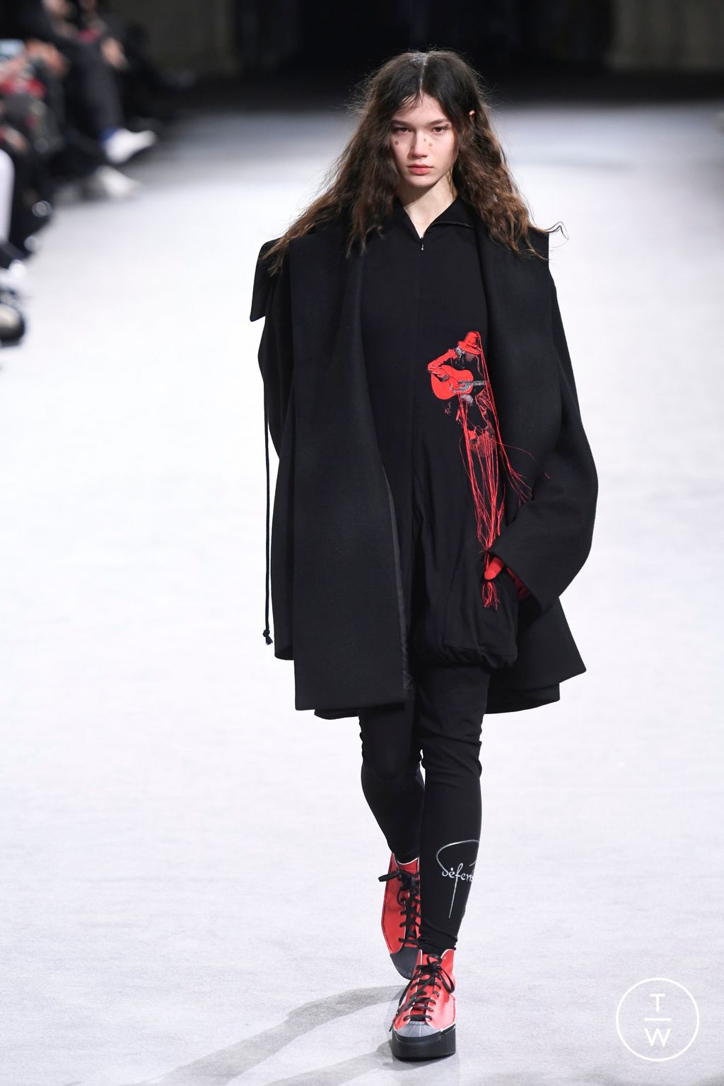 Fashion Week Paris Fall/Winter 2023 look 29 de la collection Yohji Yamamoto womenswear
