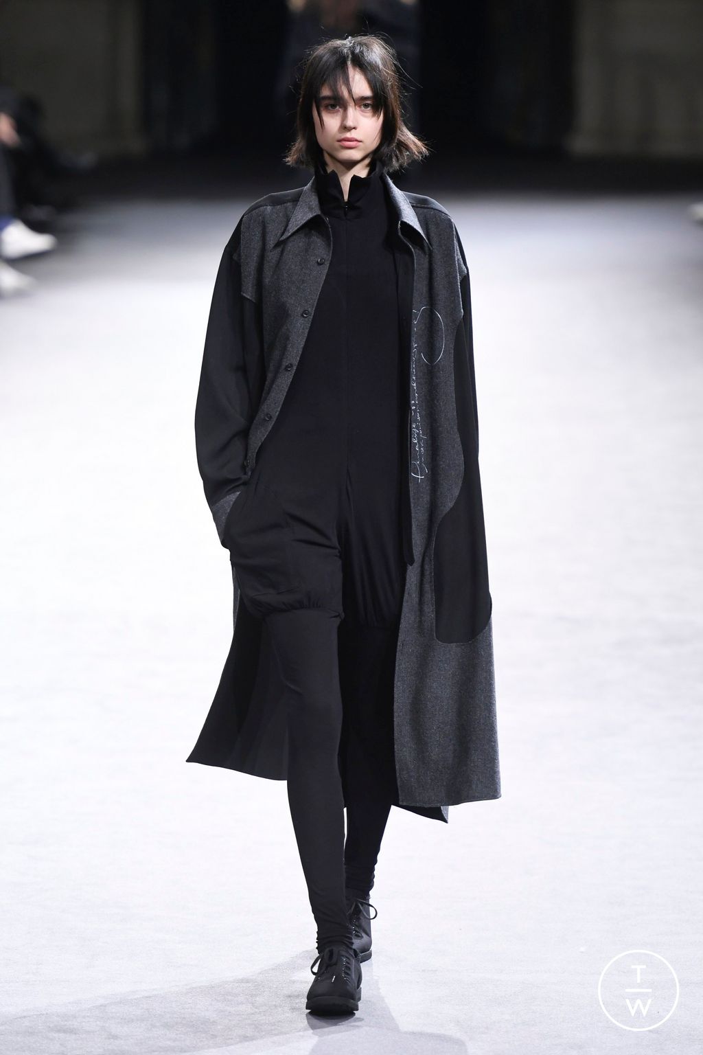 Fashion Week Paris Fall/Winter 2023 look 30 from the Yohji Yamamoto collection womenswear