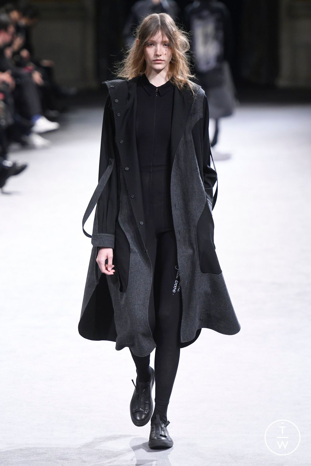 Fashion Week Paris Fall/Winter 2023 look 31 from the Yohji Yamamoto collection womenswear
