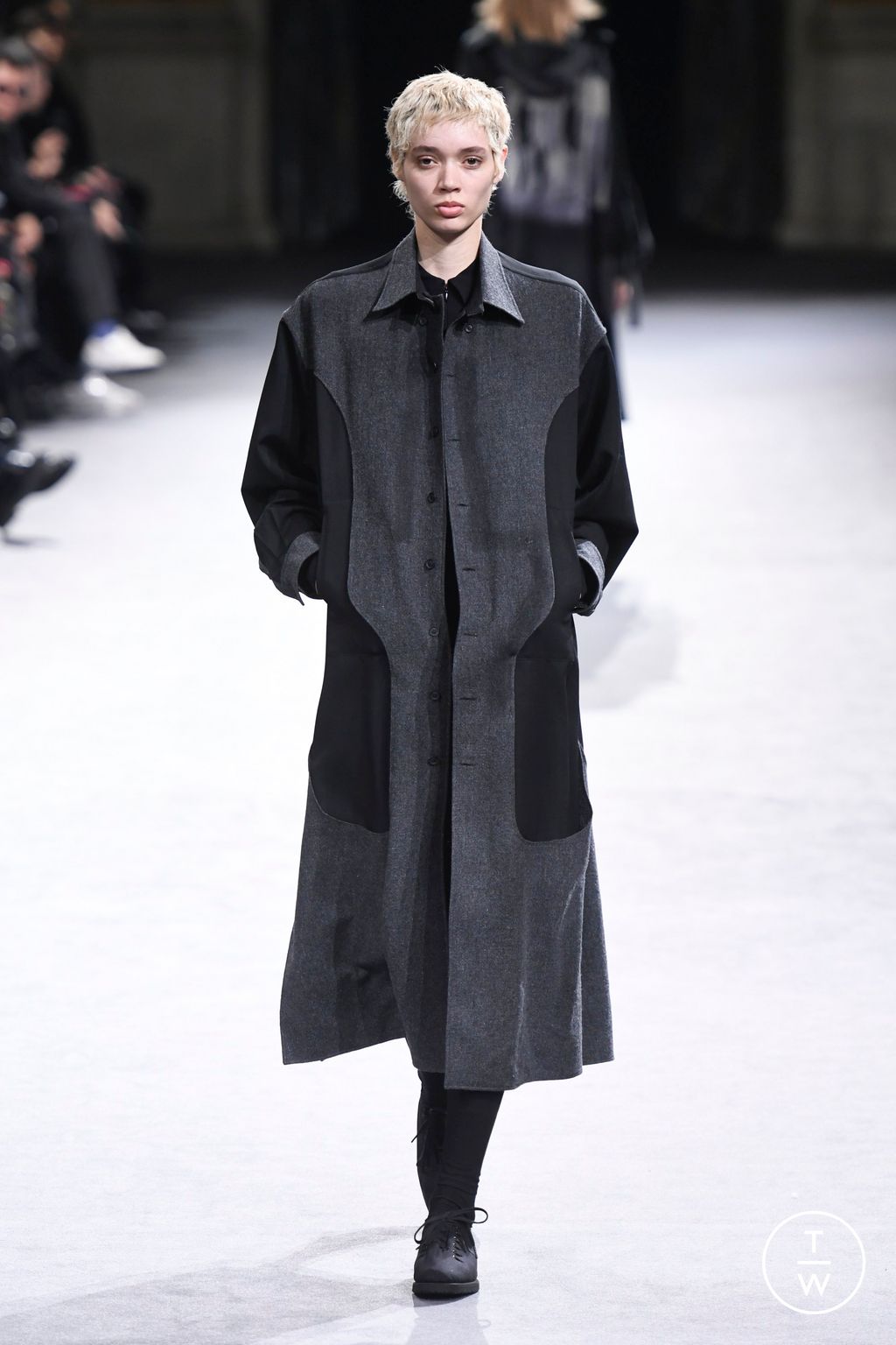 Fashion Week Paris Fall/Winter 2023 look 32 from the Yohji Yamamoto collection womenswear