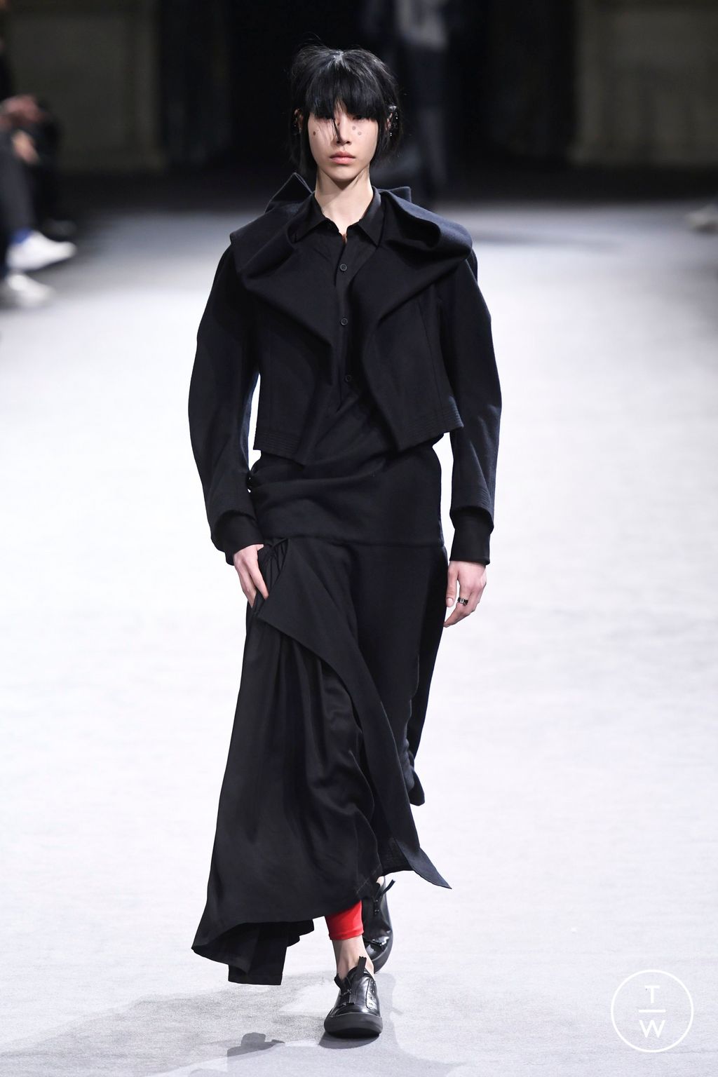 Fashion Week Paris Fall/Winter 2023 look 33 from the Yohji Yamamoto collection womenswear