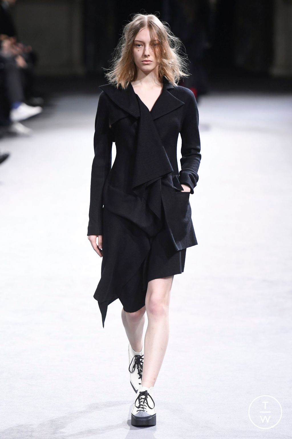 Fashion Week Paris Fall/Winter 2023 look 35 from the Yohji Yamamoto collection womenswear