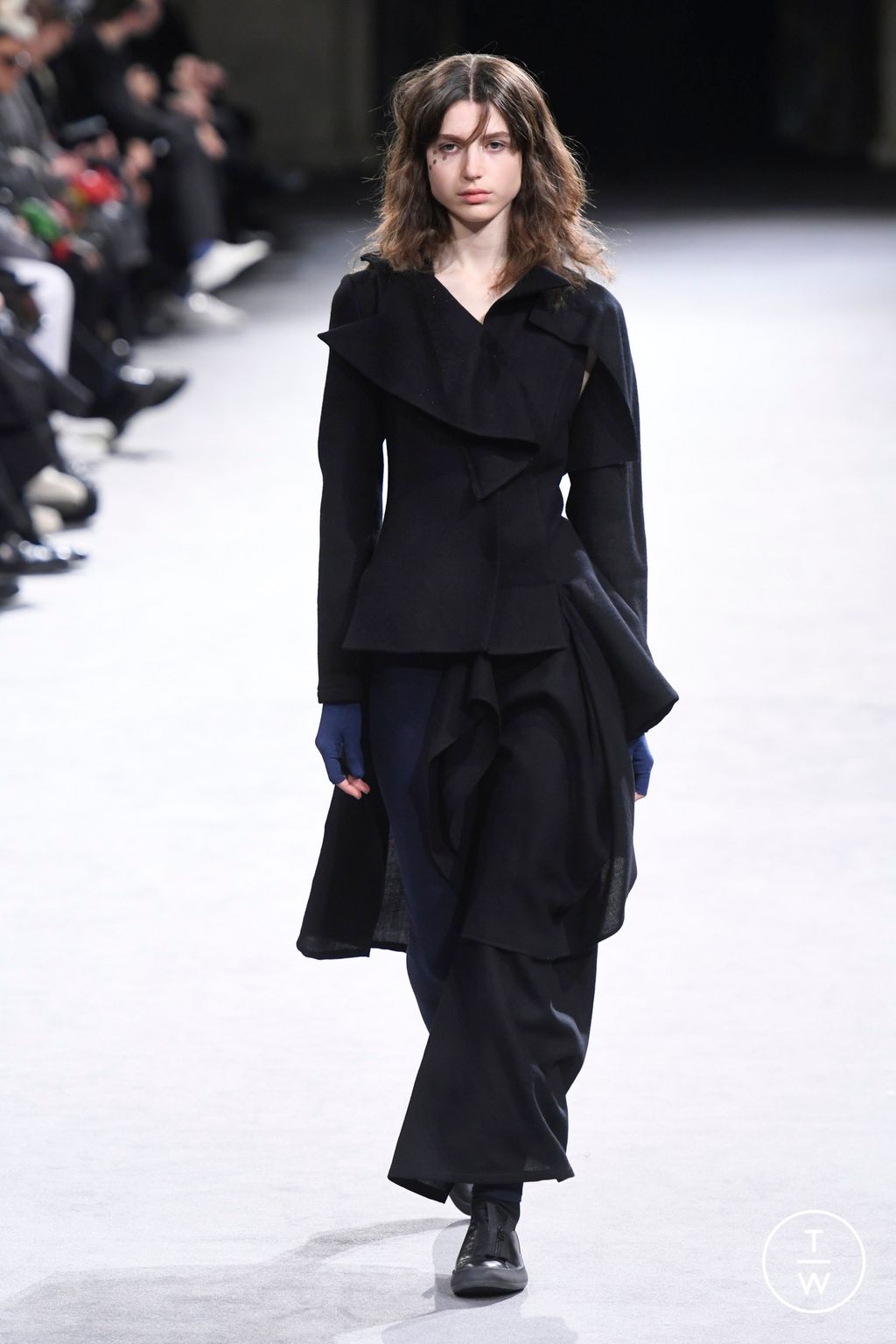Fashion Week Paris Fall/Winter 2023 look 36 from the Yohji Yamamoto collection womenswear