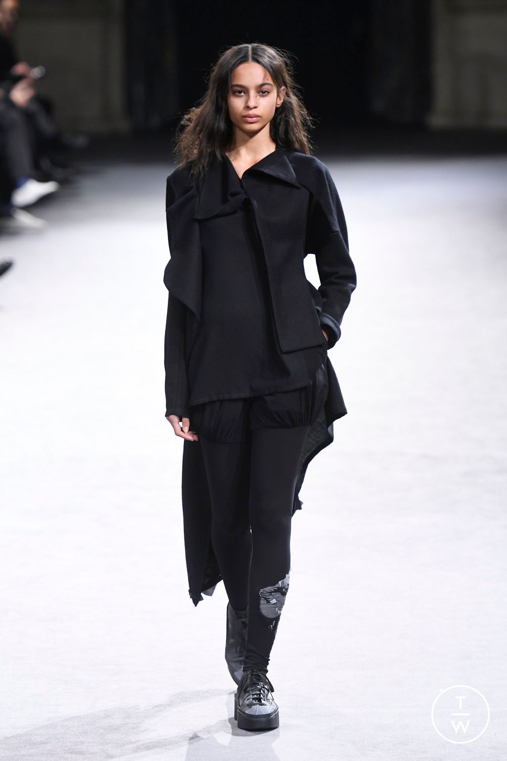 Fashion Week Paris Fall/Winter 2023 look 38 from the Yohji Yamamoto collection 女装