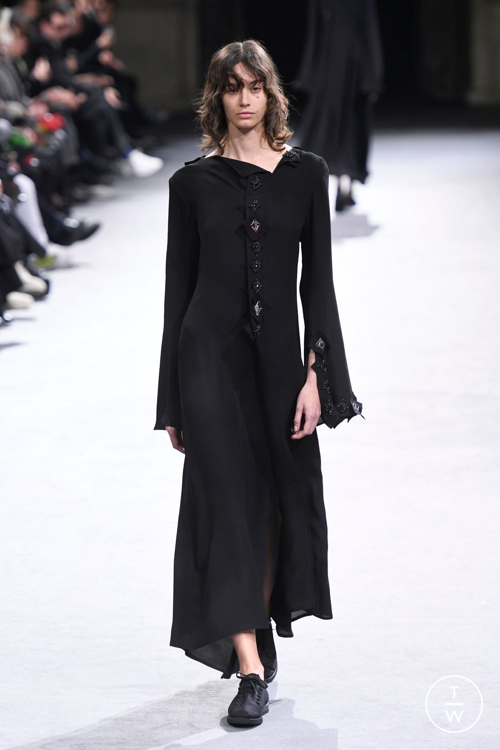 Fashion Week Paris Fall/Winter 2023 look 41 from the Yohji Yamamoto collection womenswear