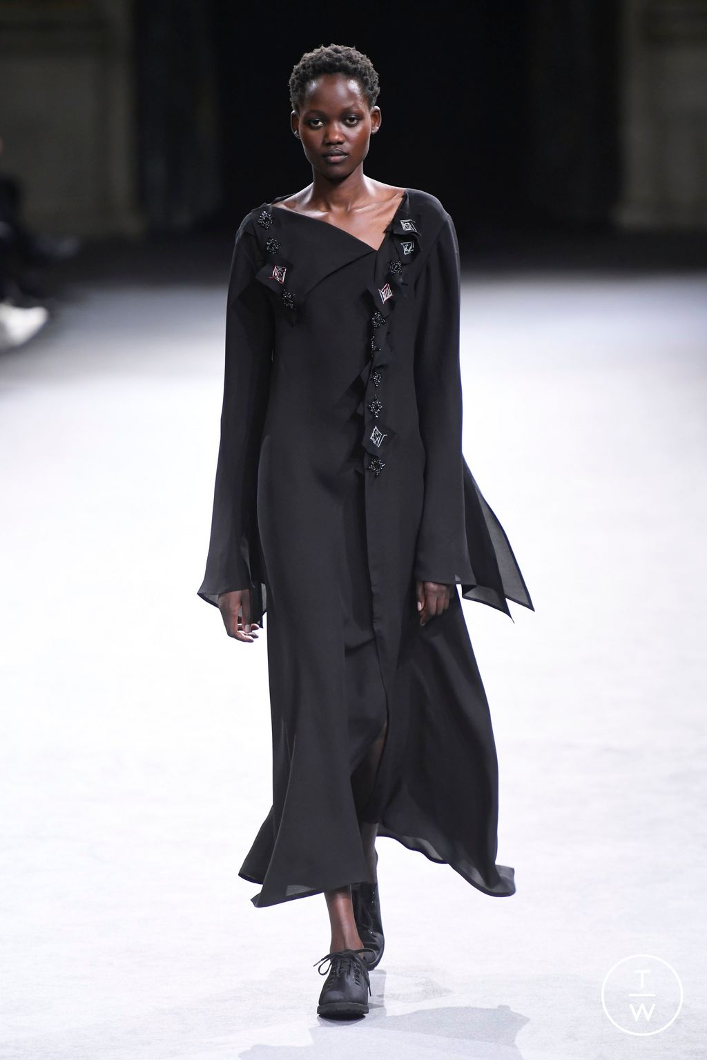 Fashion Week Paris Fall/Winter 2023 look 42 from the Yohji Yamamoto collection womenswear