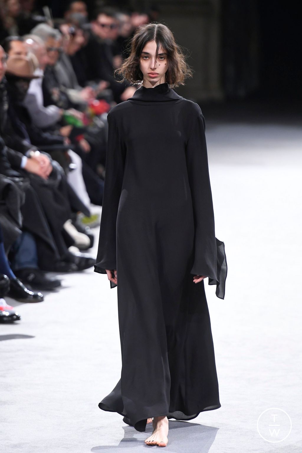 Fashion Week Paris Fall/Winter 2023 look 44 from the Yohji Yamamoto collection womenswear