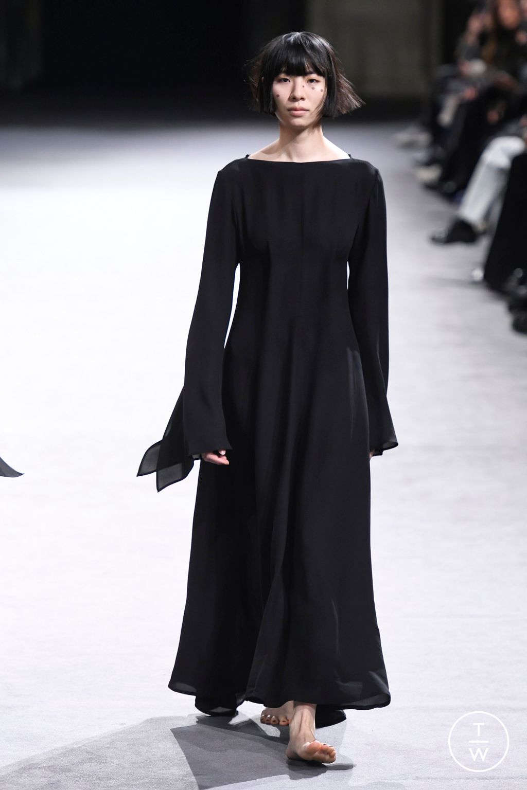 Fashion Week Paris Fall/Winter 2023 look 43 from the Yohji Yamamoto collection womenswear