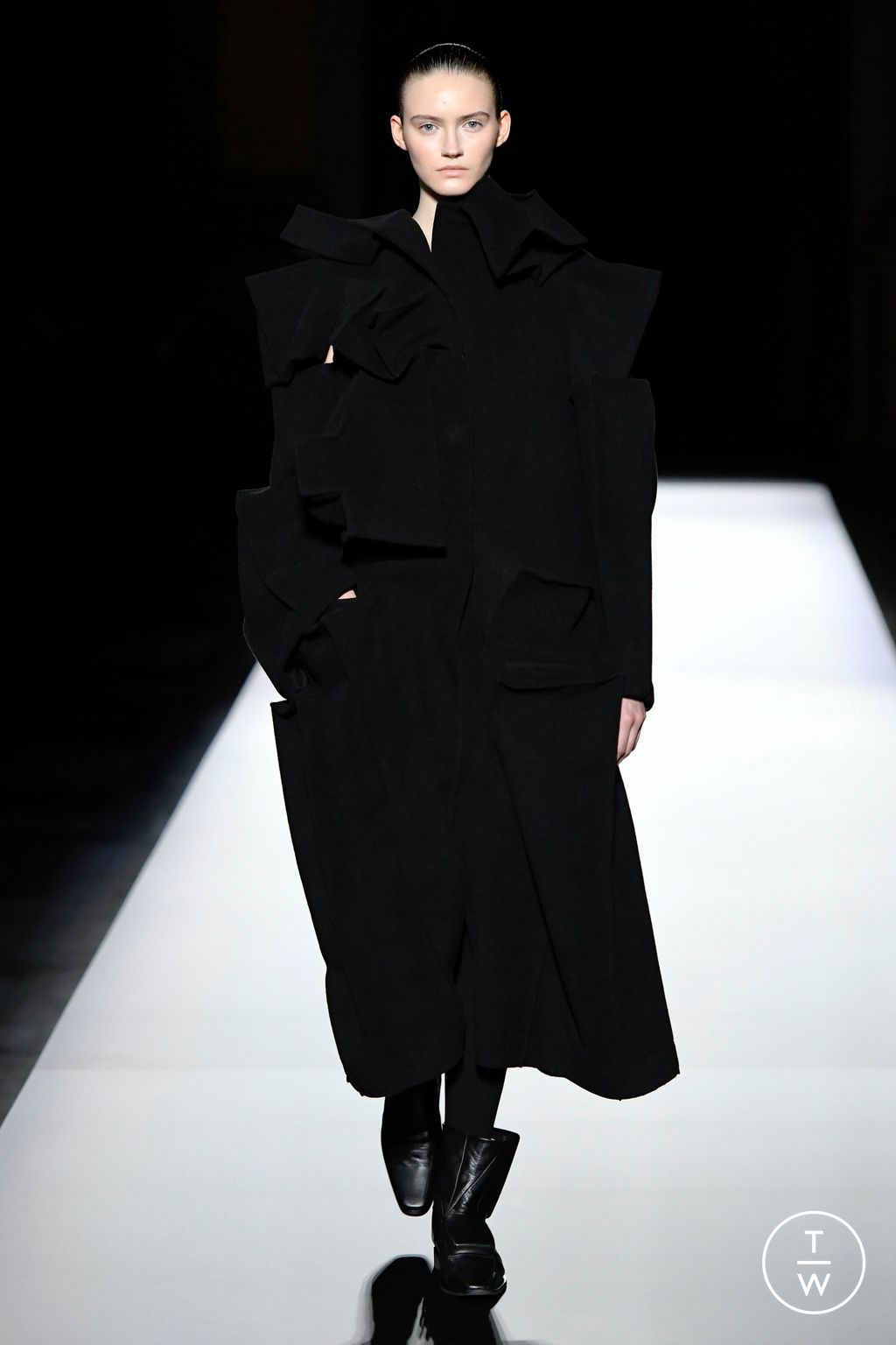 Fashion Week Paris Fall/Winter 2024 look 1 de la collection Yohji Yamamoto womenswear