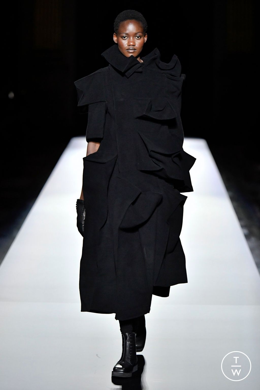 Fashion Week Paris Fall/Winter 2024 look 3 from the Yohji Yamamoto collection womenswear