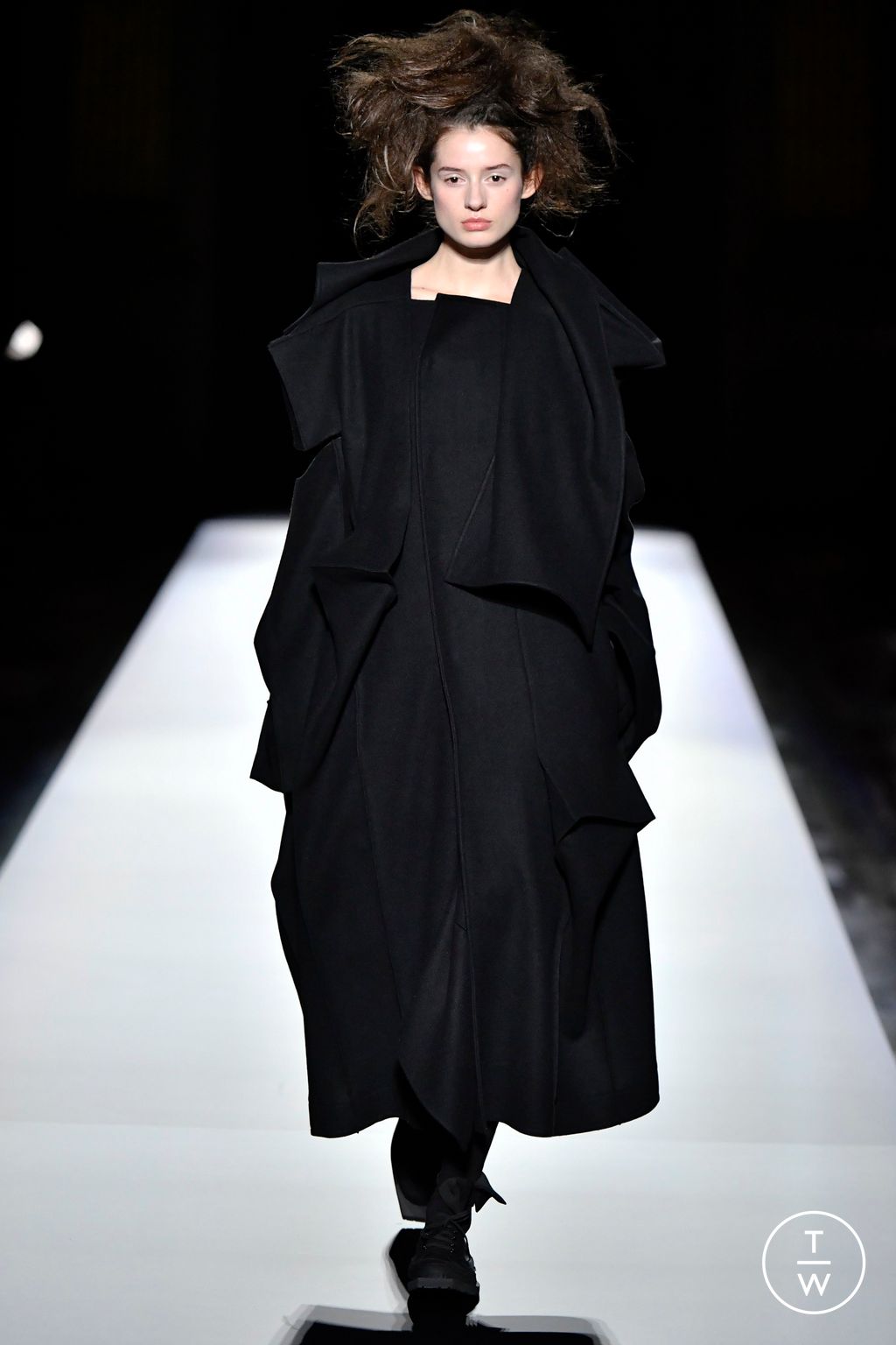 Fashion Week Paris Fall/Winter 2024 look 4 from the Yohji Yamamoto collection womenswear