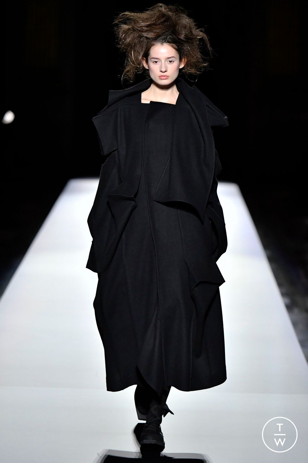 Fashion Week Paris Fall/Winter 2024 look 4 de la collection Yohji Yamamoto womenswear